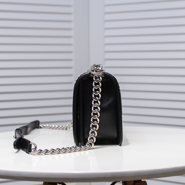 シャネルバッグ側面デザイン